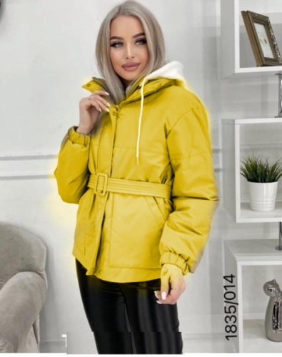 Куртка с поясом и трикотажным капюшоном желтая T124