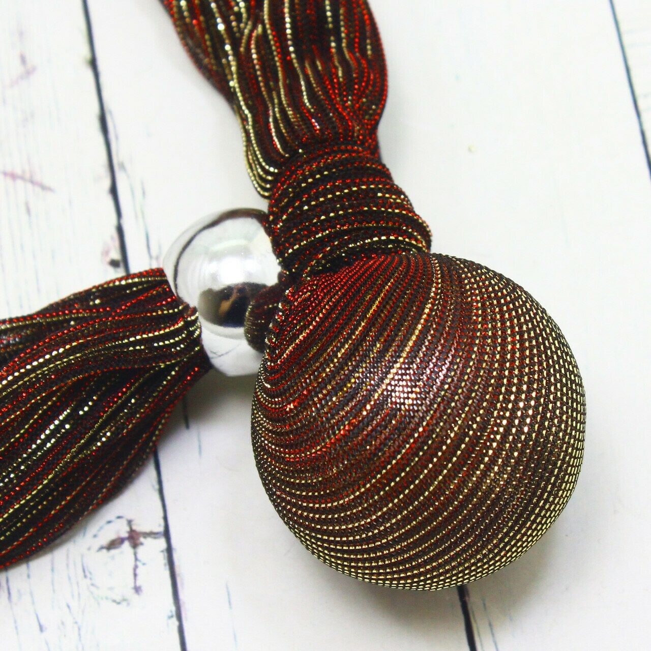 Кулон с текстилем и большой бусиной