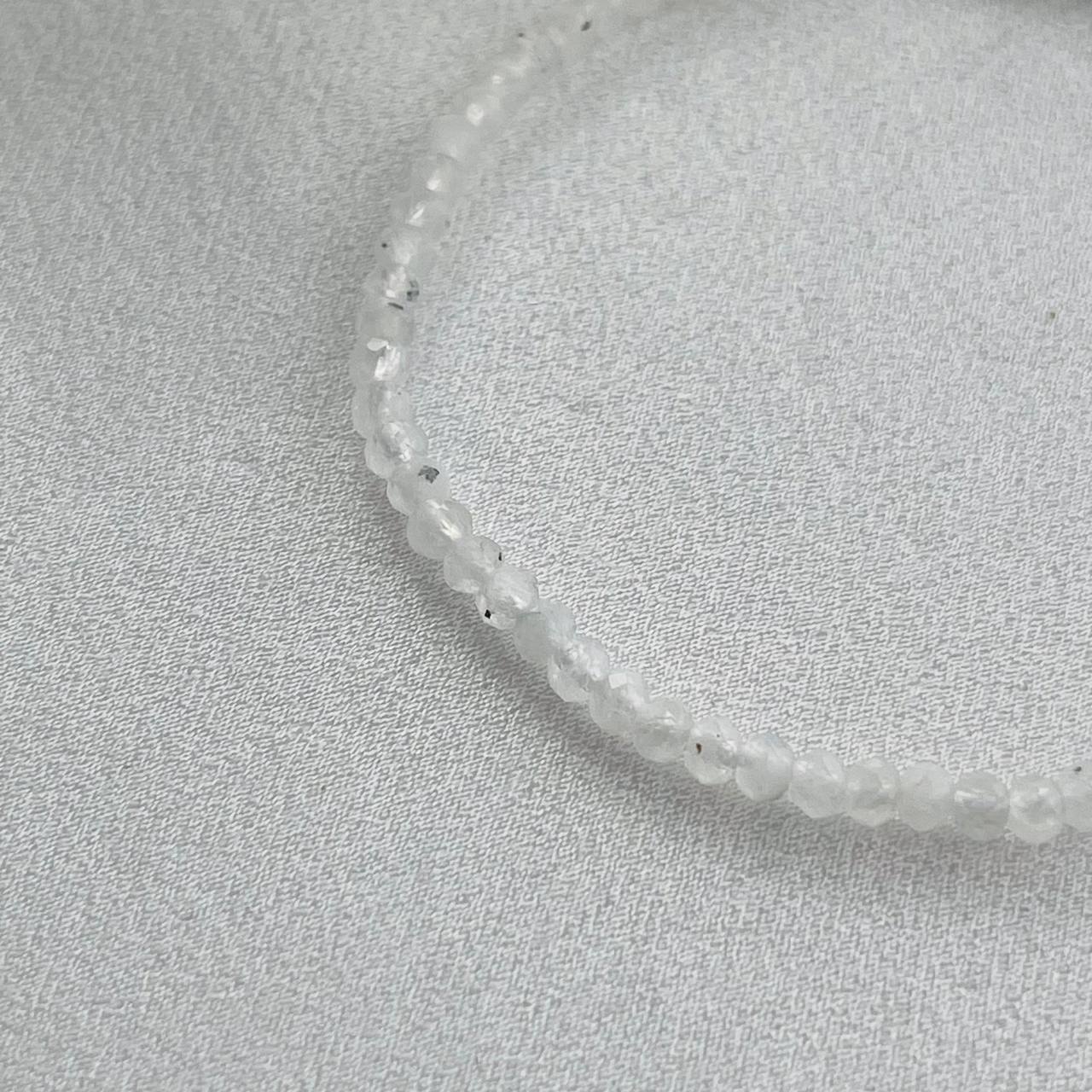 Радуга Самоцветов Браслет из Лунного камня с включением Турмалина