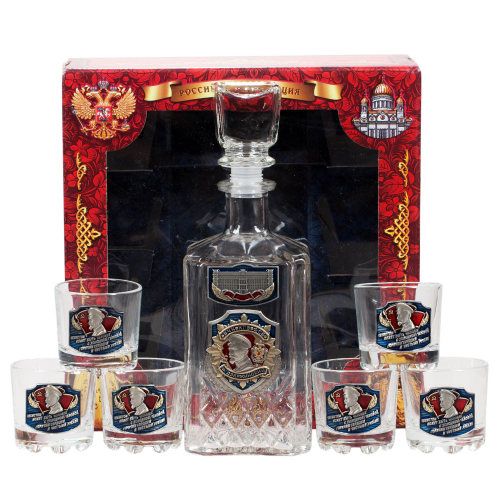 Подарочный набор для крепких напитков «ВЧК-КГБ-ФСБ Дзержинский» – эффектный граненый графин и 6 стопок с цветными фигурными накладками (Цвет упаковки может отличаться, подробности уточняйте у менеджера.)