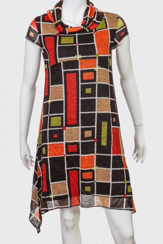 Красивое ассиметричное платье. Короткий рукав, яркий геометрический принт, ворот-хомут - потрясающее сочетание женственности и стиля 