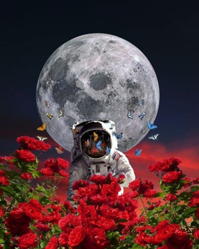 Космонавт посреди цветов