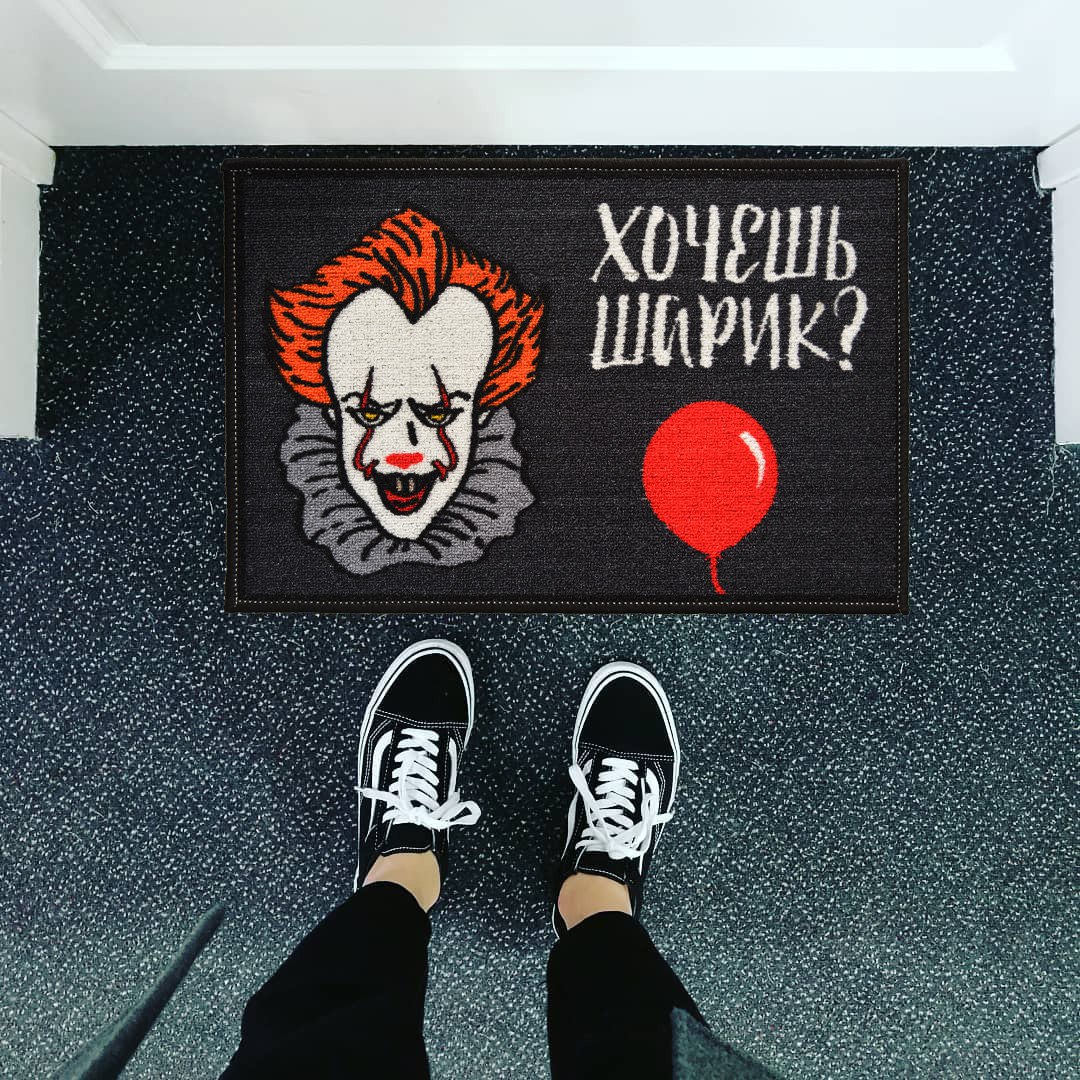 мужик клоун. я хочу шарики покажи. хочешь шарик. девочка хочет шарики. хочешь шарик.