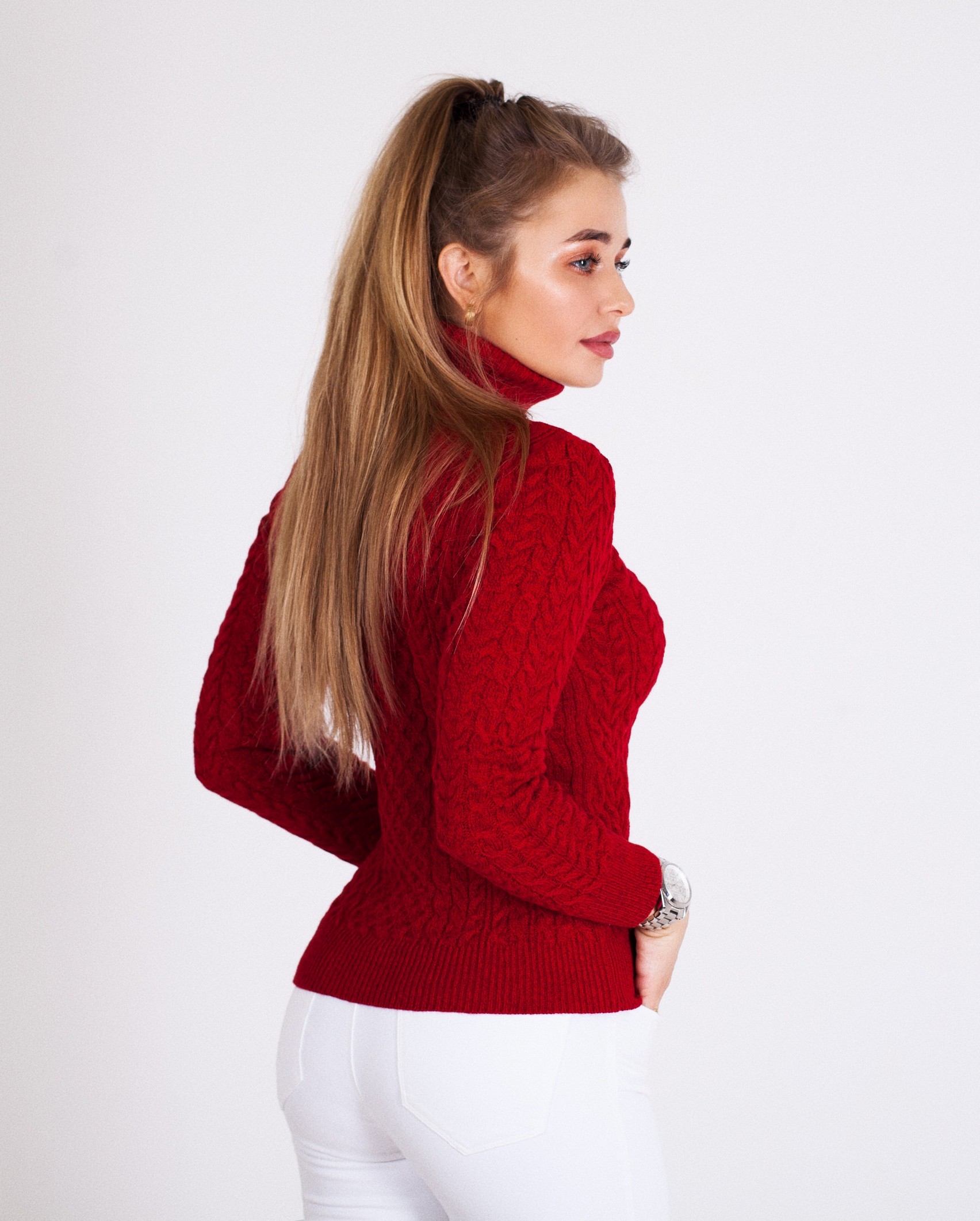 Девушка в красном свитере