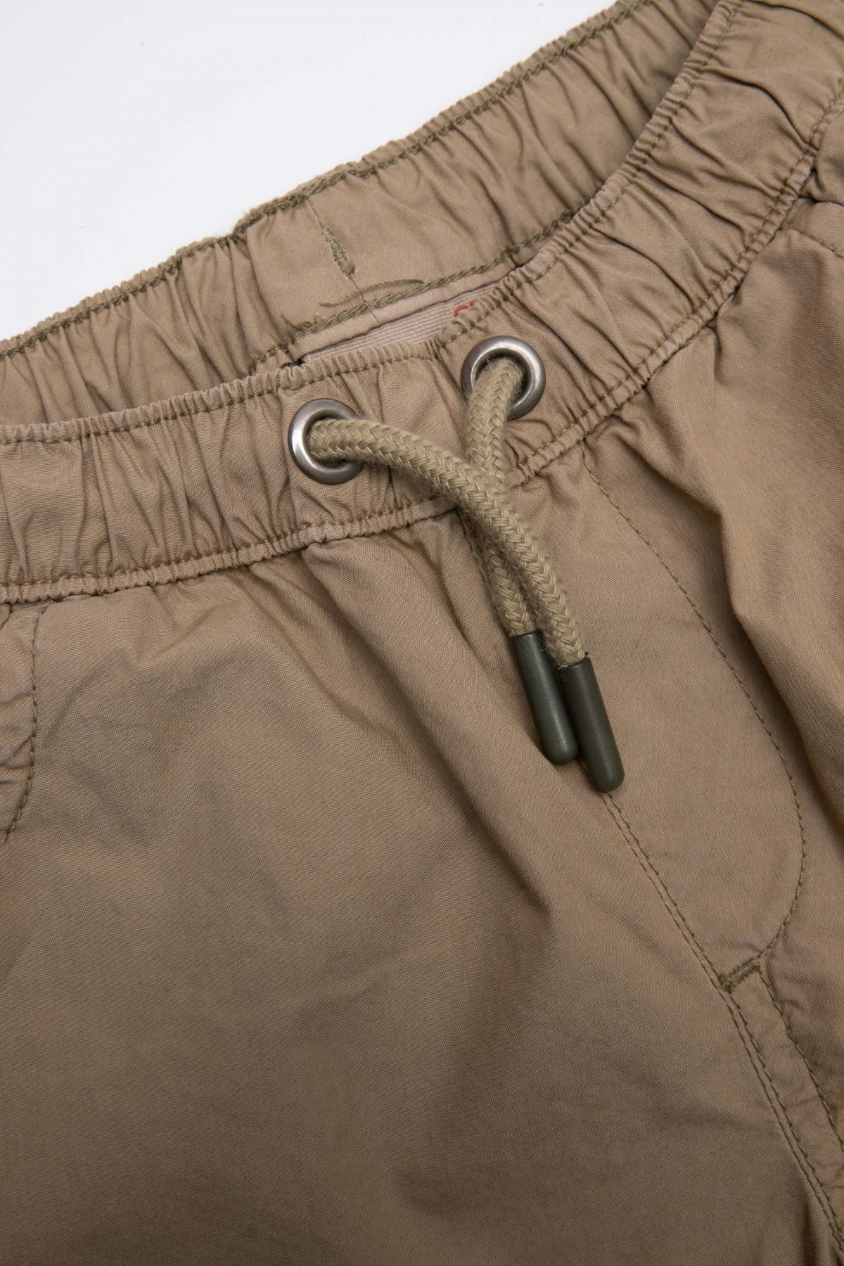 -42% Spodnie tkaninowe khaki o fasonie REGULAR