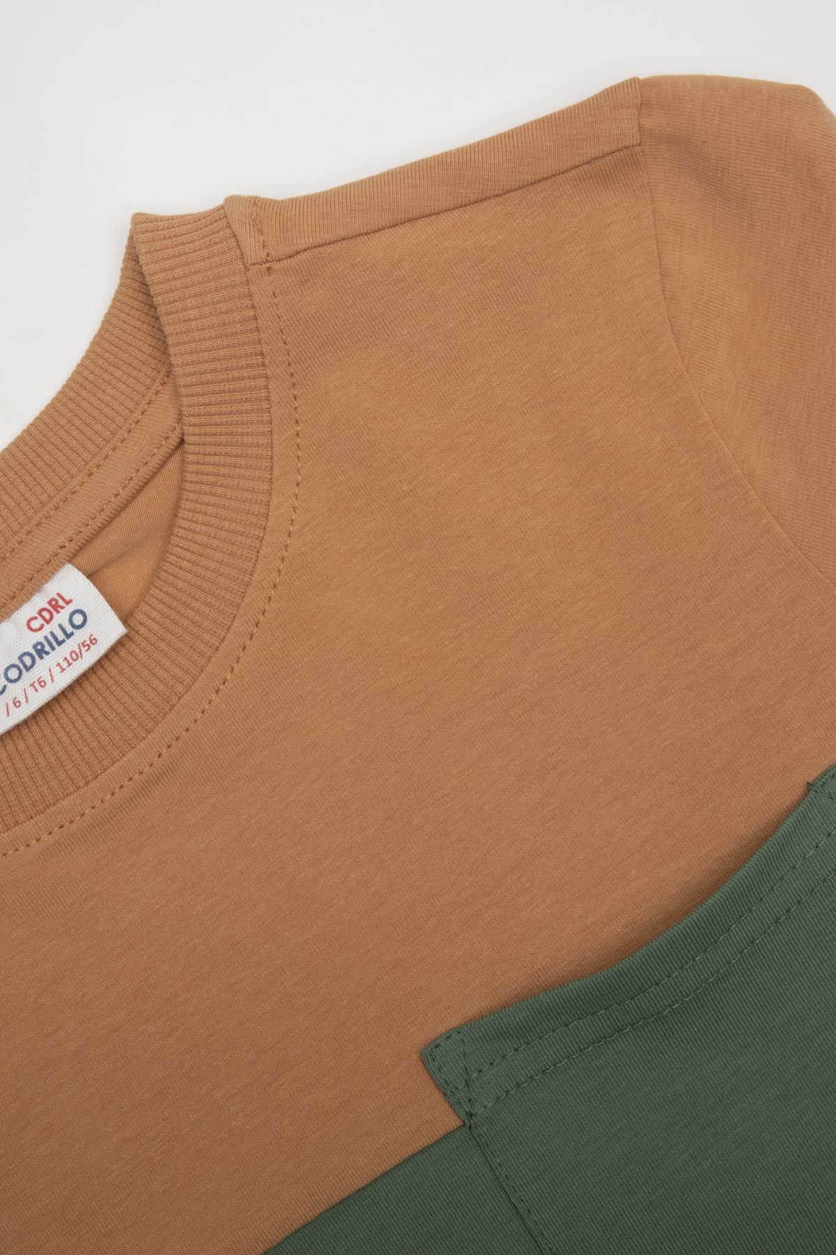 -39% T-shirt z krótkim rękawem wielokolorowy z kieszonką