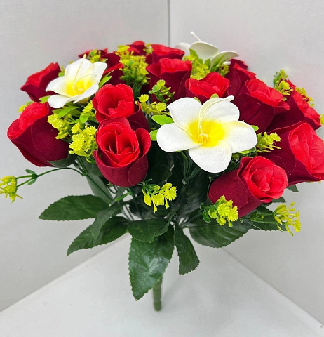 Цветы искусственные декоративные Розы красные 15 бутонов + 3 франжипани 37 см