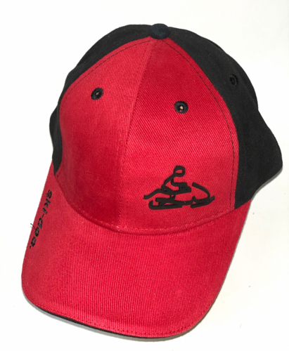 Красная бейсболка с черной вышивкой и вставками  №7544