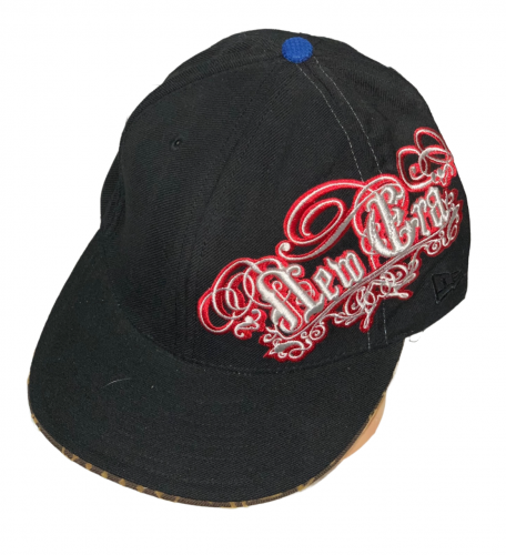 Черная кепка снепбек с красно-белой вышивкой  №7218
