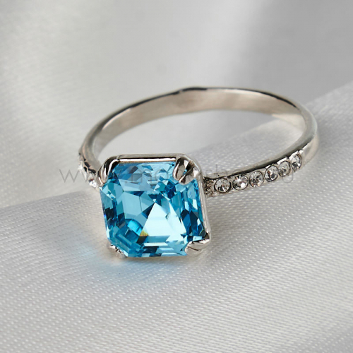 Кольцо Принцесса с голубым кристаллом Swarovski
