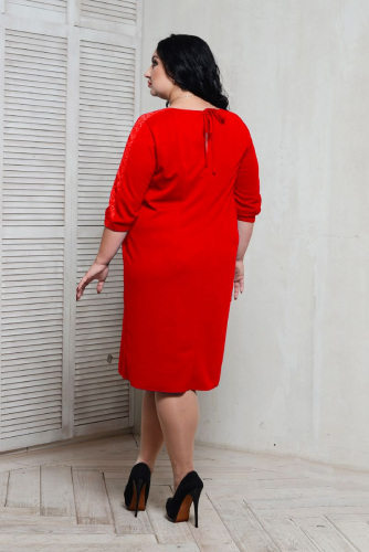 Платье прямое с кружевной вставкой на рукавах красное