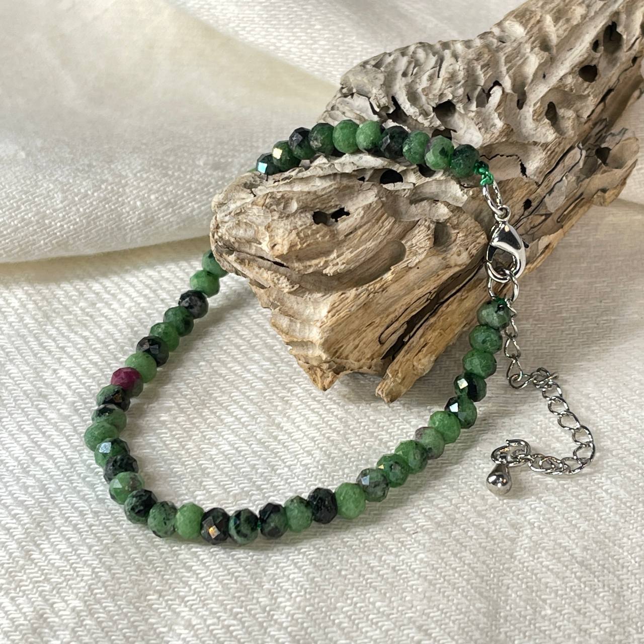 Радуга Самоцветов Браслет из Цоизита с включением Рубина