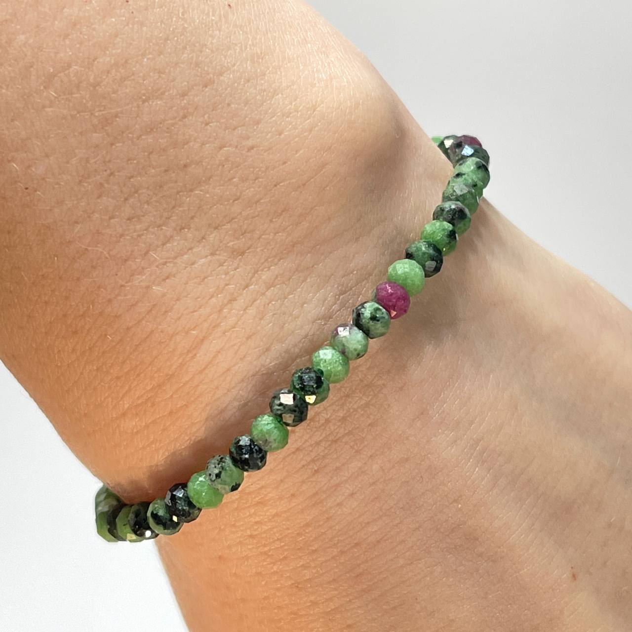 Радуга Самоцветов Браслет из Цоизита с включением Рубина