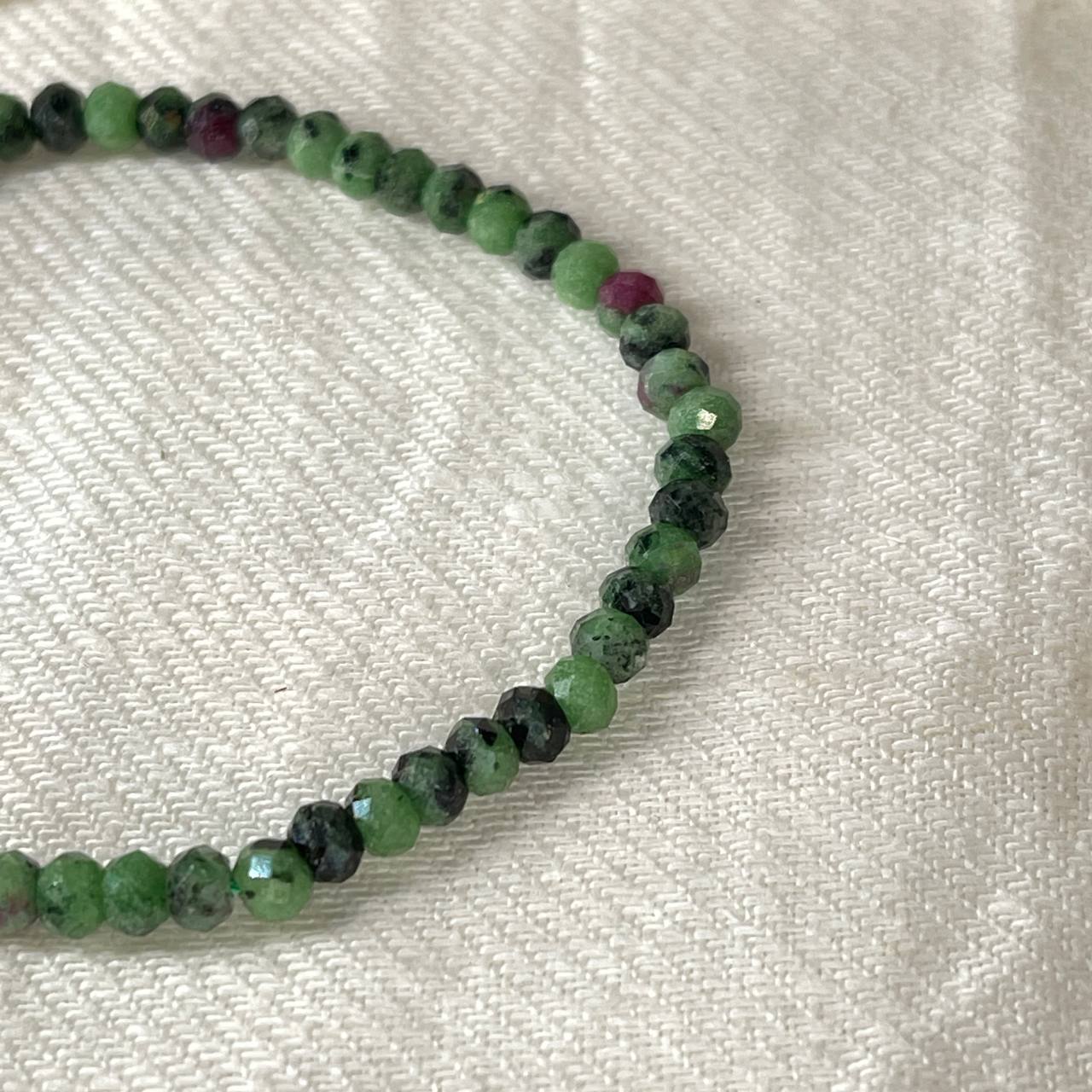 Радуга Самоцветов Браслет из Цоизита с включением Рубина