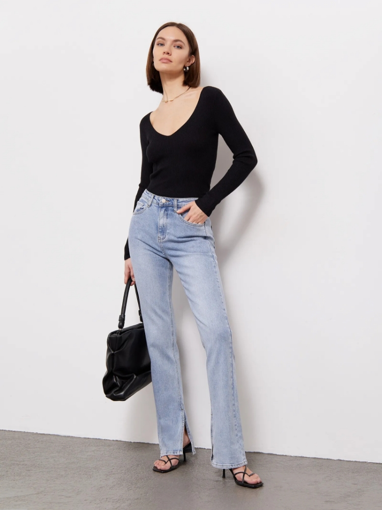 Джемпер из вискозного трикотажа с добавлением шерсти ,
46% полиэстер, 44% акрил, 5% шерсть, 5% спандекс ,