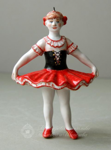 Юная балерина в красном