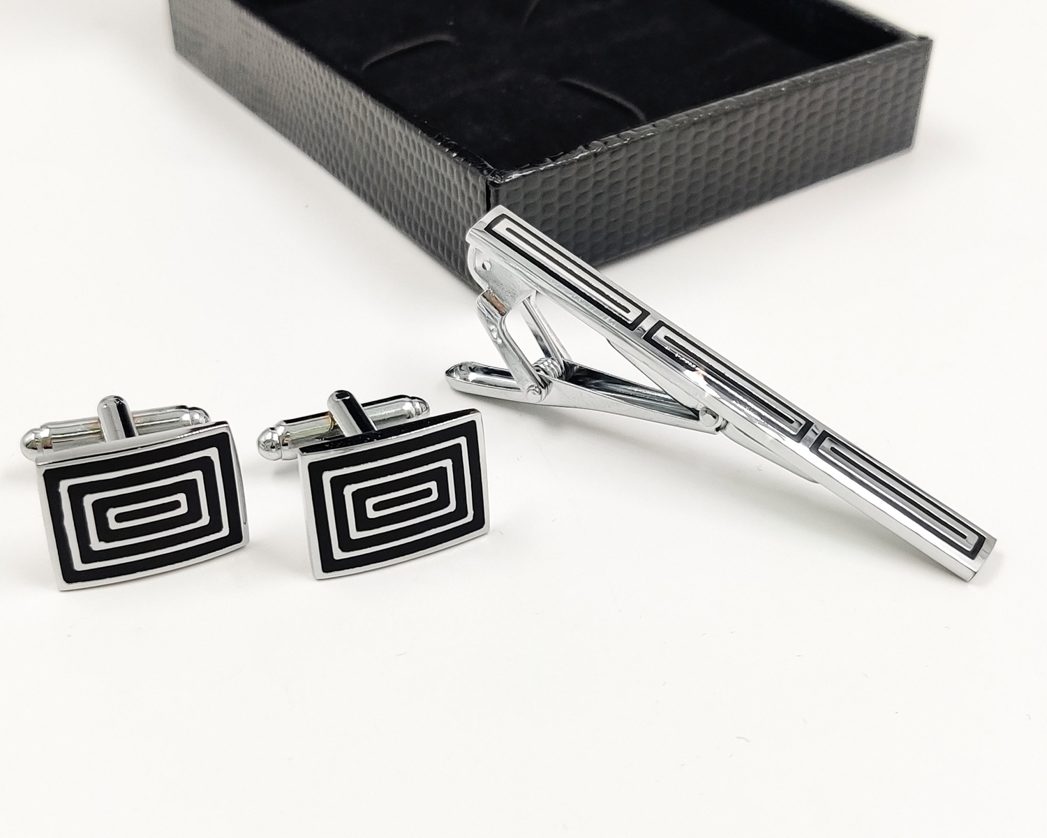 Набор запонок и зажима для галстука в футляре