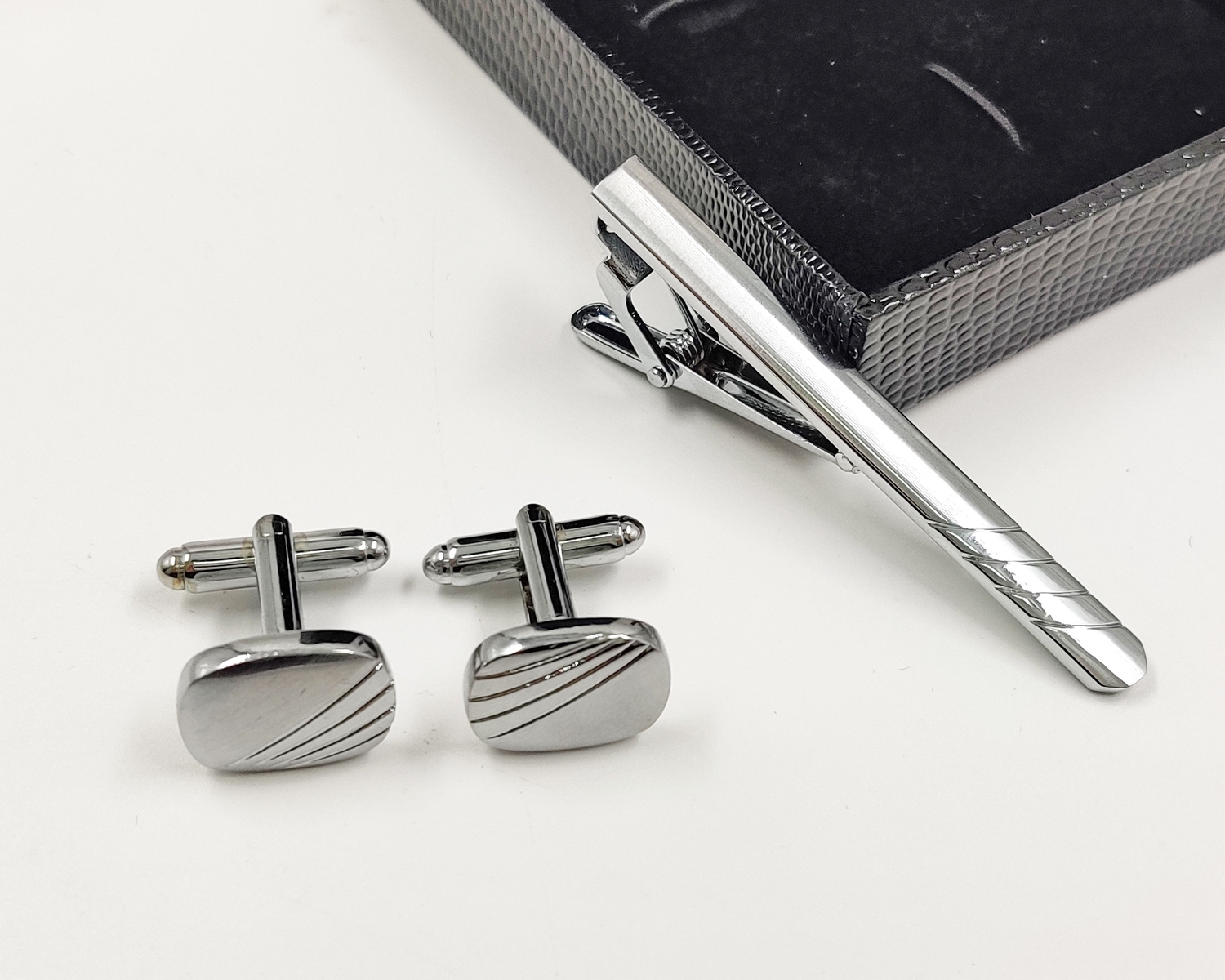 Набор запонок и зажима для галстука в футляре