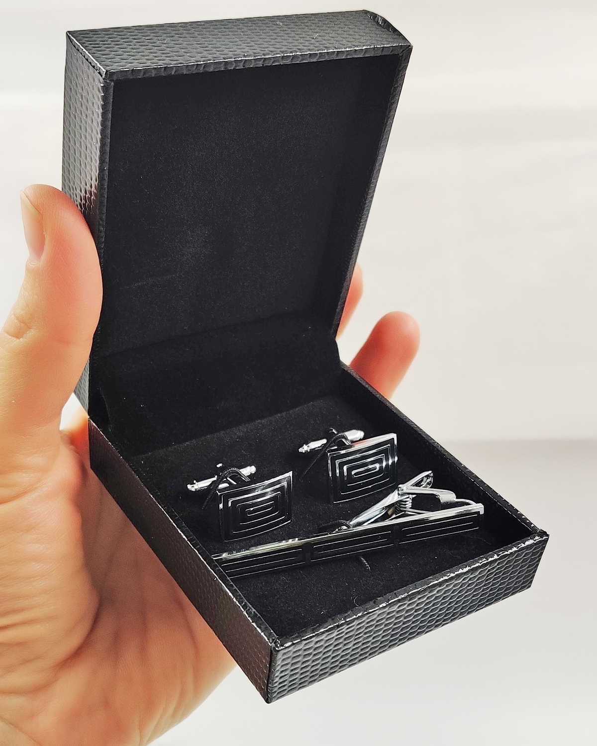 Набор запонок и зажима для галстука в футляре