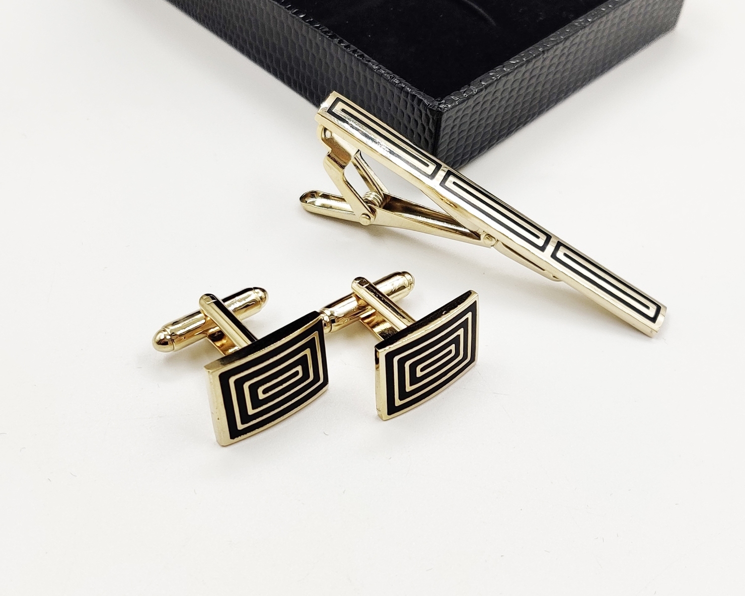 Набор запонок и зажима для галстука в футляре