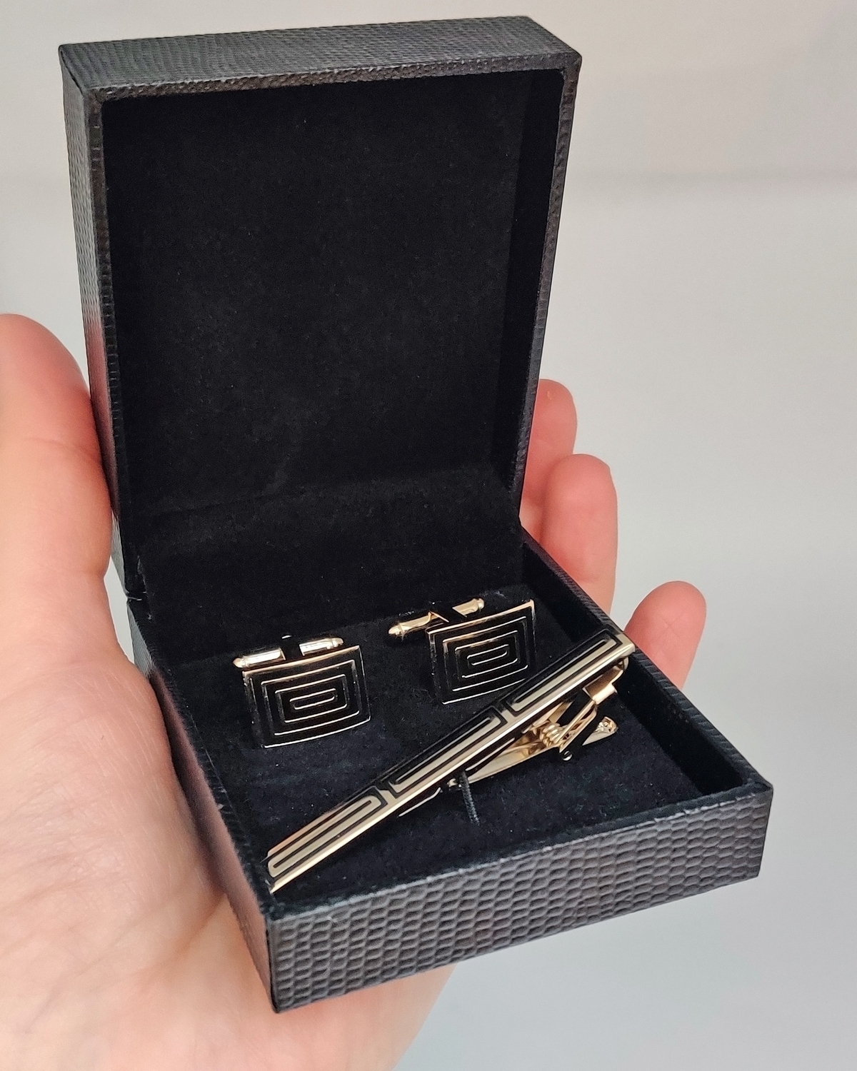 Набор запонок и зажима для галстука в футляре
