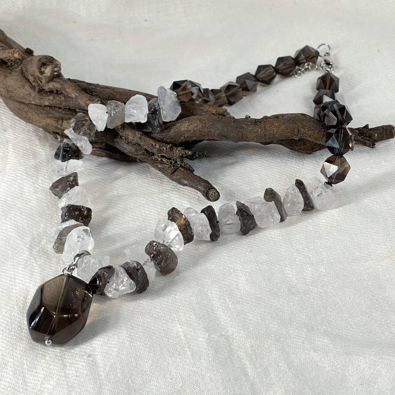 Радуга Самоцветов Бусы с кулоном из Раухтопаза и Горного Хрусталя