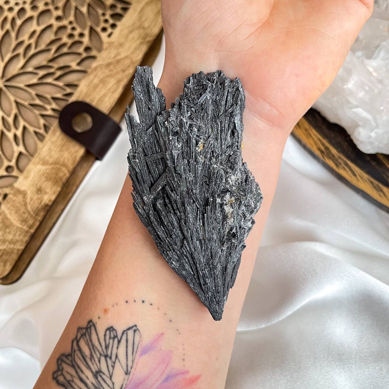 Радуга Самоцветов Образец Чёрный Кианит