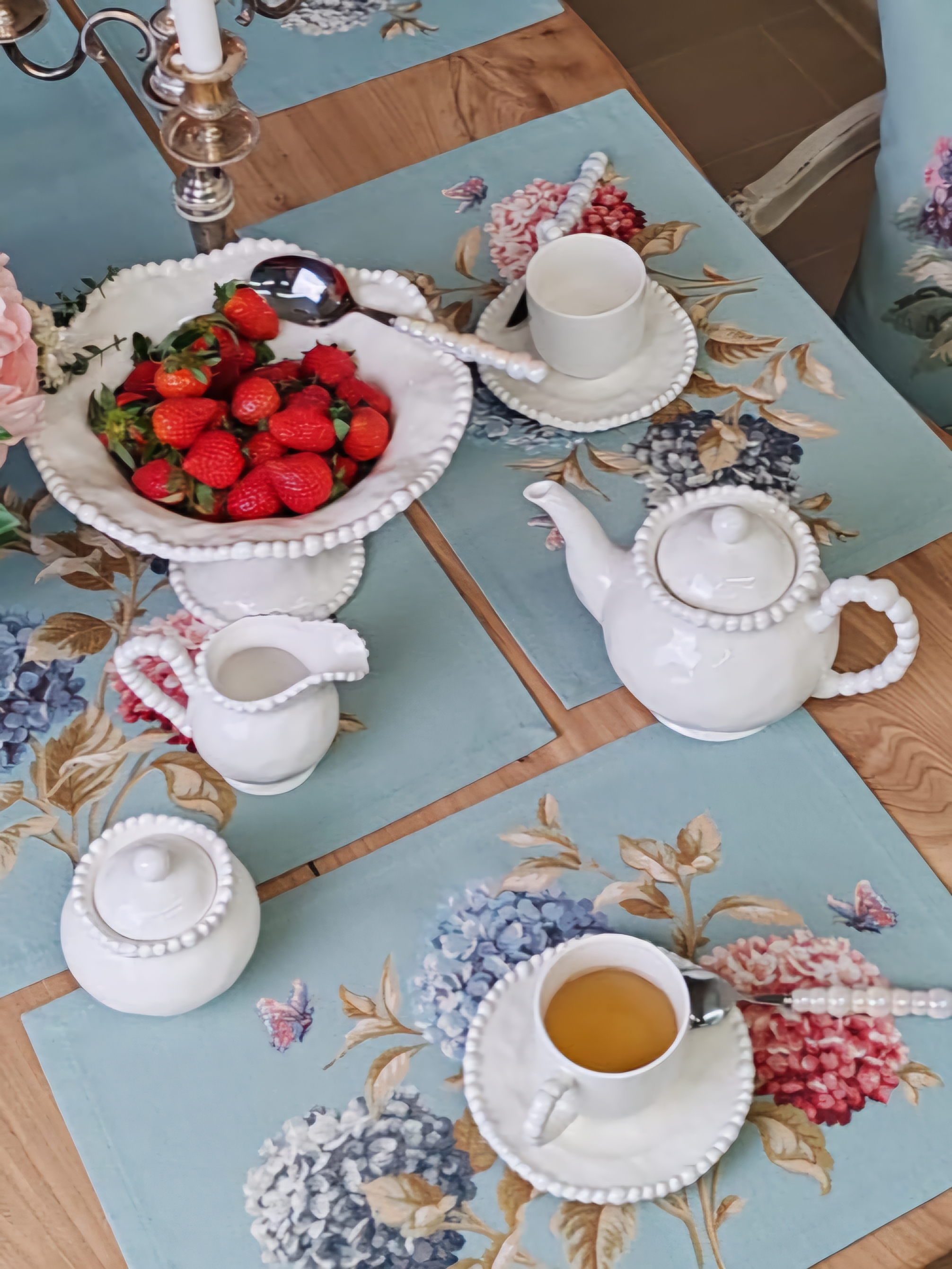 Гортензии и бабочки голубой фон Салфетка 44х100 см 239338