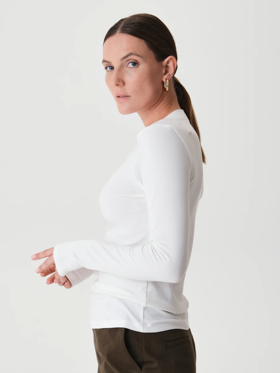 Приталенный лонгслив 72.773.6053.007.1 Молочный