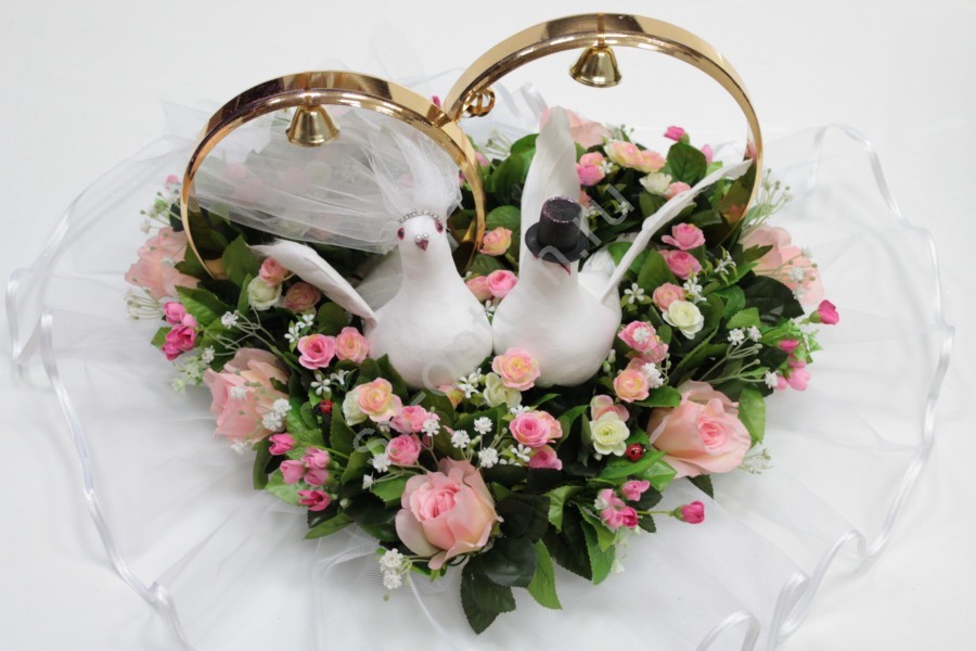 Свадебные кольца и голуби