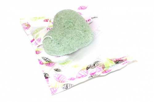 Губка-спонж «КОННЯКУ» с экстрактом зеленого чая (Konjac face sponge with GREEN TEA EXTRACTS)