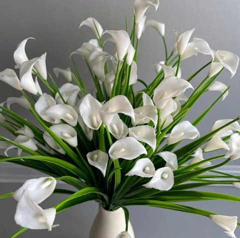 Цветы искусственные декоративные Каллы белые ПЛАСТИК (28 цветков) 40 см