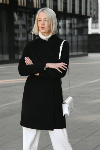 Шерстяное пальто со стойкой и поясом в стиле Полины Гагариной, черное. Арт. 420
