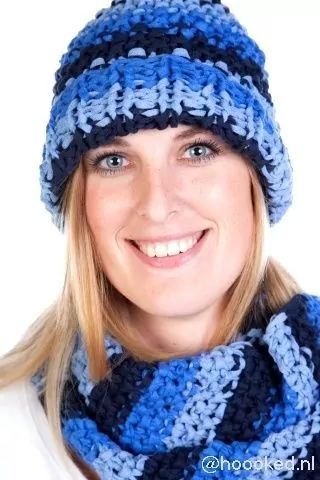 Набор Hat and Scarf knit Hoooked для вязания шапки и шарфа спицами