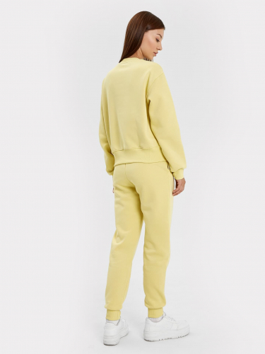 Комплект женский (джемпер, брюки) в пыльно-желтом оттенке