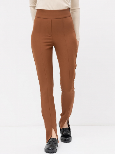 Однотонные прилегающие брюки женские с разрезами в коричневом цвете