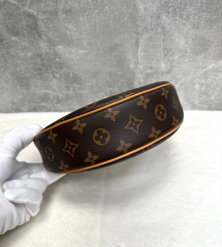 LOUIS VUITTON СУМКА-БАГЕТ В ФОРМЕ ПОЛУМЕСЯЦА