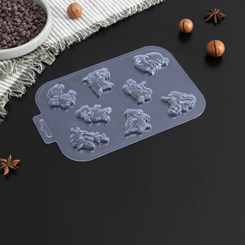 Форма для шоколада и конфет пластиковая «Драконы», размер ячейки 5×4 см, цвет прозрачный