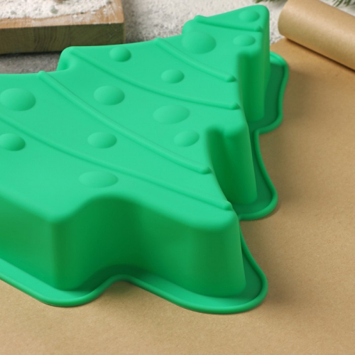 Форма силиконовая для выпечки Доляна «Ёлочка с гирляндой», 27×25 см, цвет зелёный