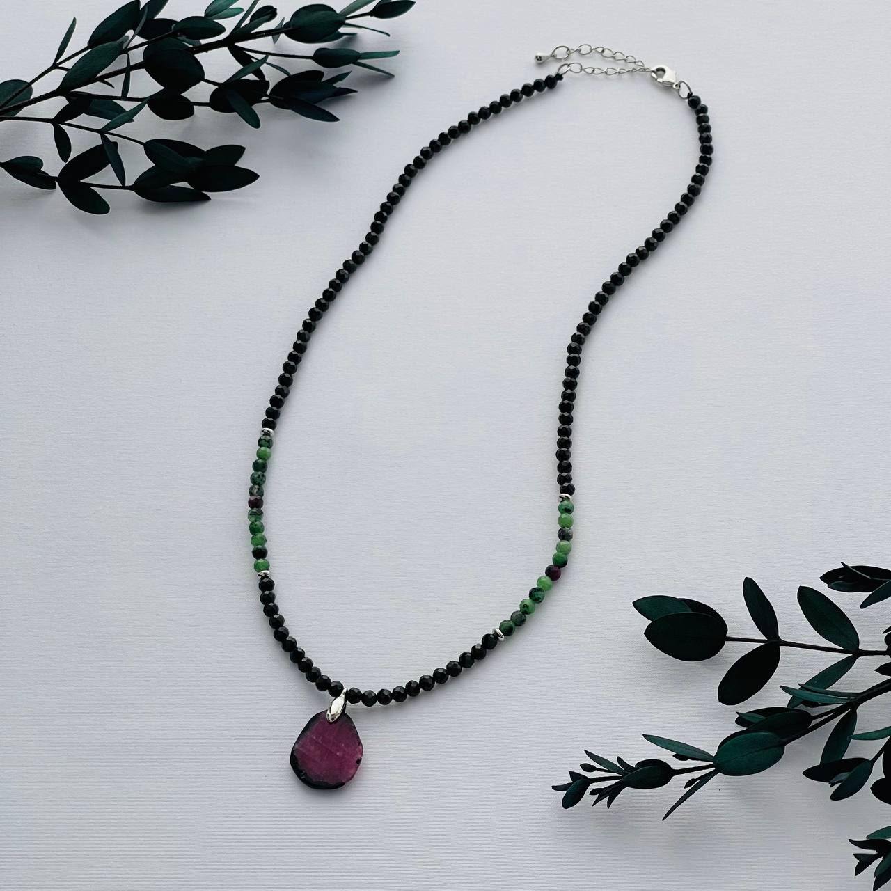 Радуга Самоцветов Бусы из Шпинели и Цоизита с кулоном из Корунда