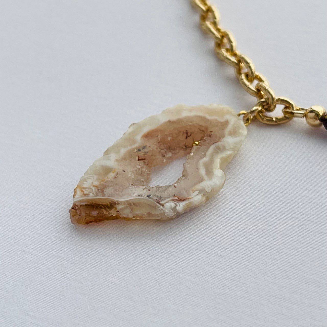 Радуга Самоцветов Колье из Граната и Жемчуга на цепочке с кулоном из Агата