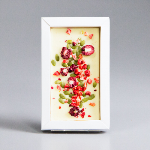 Белый шоколад с клубникой, ежевикой и семечками тыквы, новогодняя коробочка #9