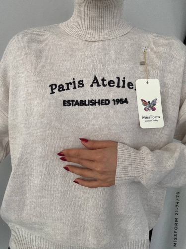 Водолазкп с минималистичной надписью вышивкой PARIS