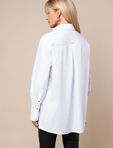 Удлиненная свободная блузка с декоративными планками по бокам