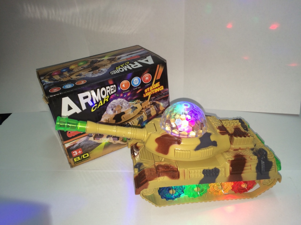 танк светящийся игрушка. светящийся танк. светящийся танк с шестеренками. игрушки светящиеся прозрачные с шестернями танк. танки игрушки.