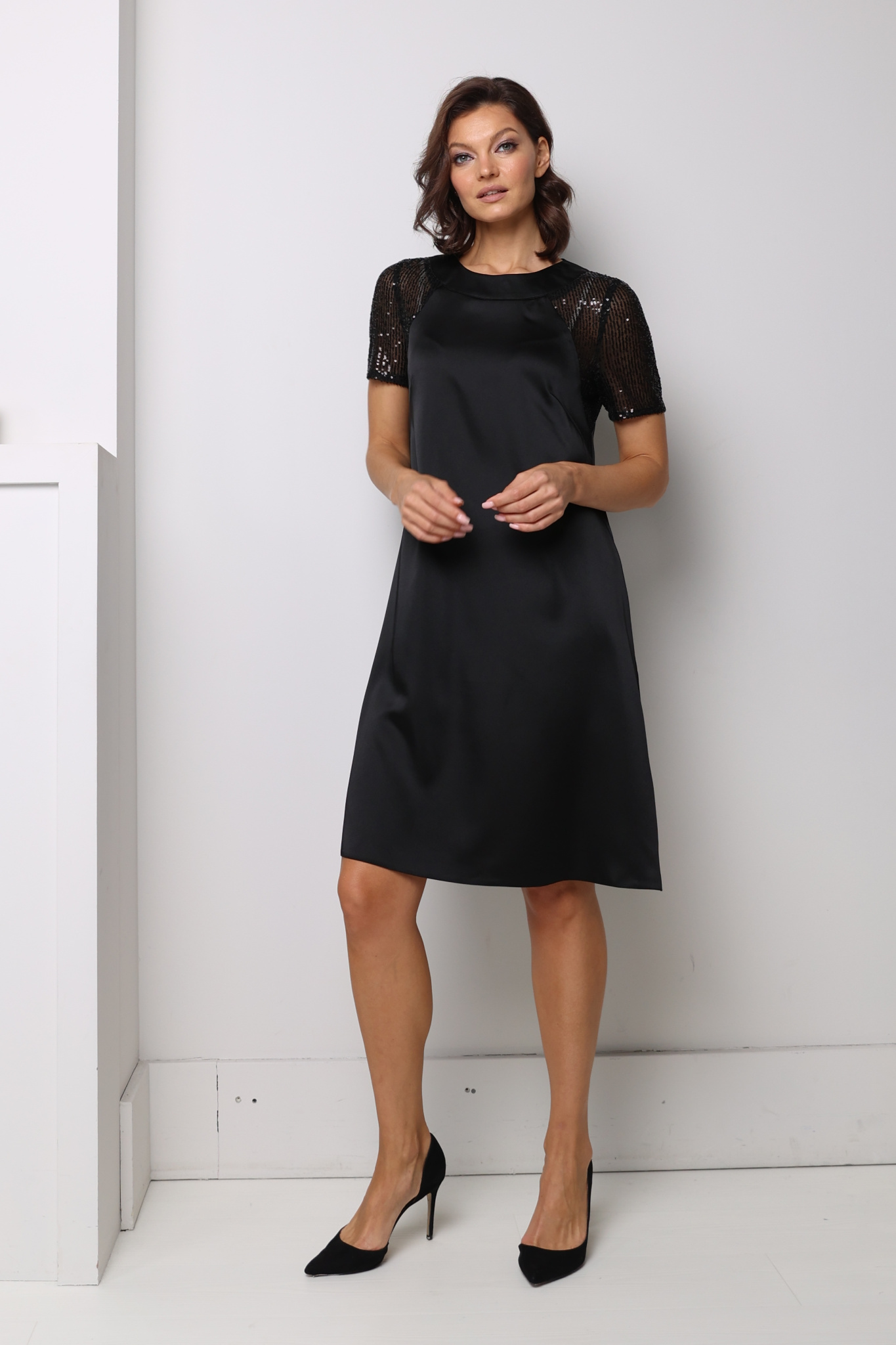 Платье с рукавами из пайеток