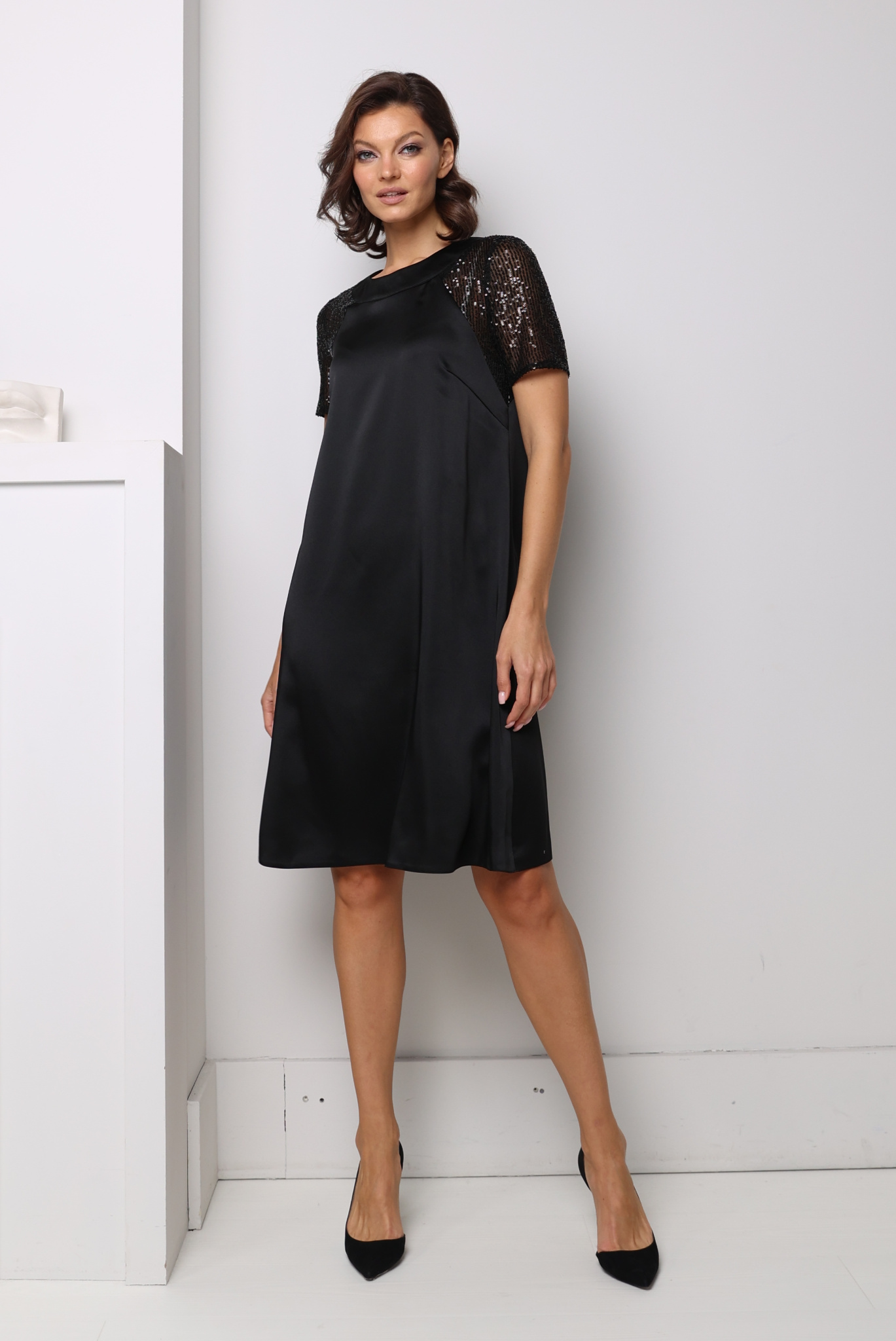 Платье с рукавами из пайеток