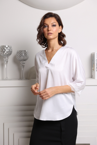 Блузка из шёлка с расклешенным кружевным рукавом