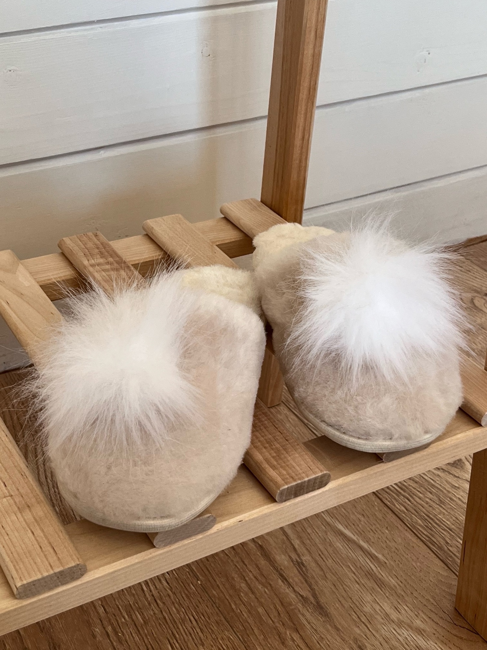 Тапочки из овчины с помпоном/жемчужные