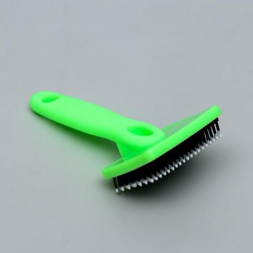 Пуходерка пластиковая мягкая с закругленными зубьями, малая, 6 х 13,5 см, зелёная